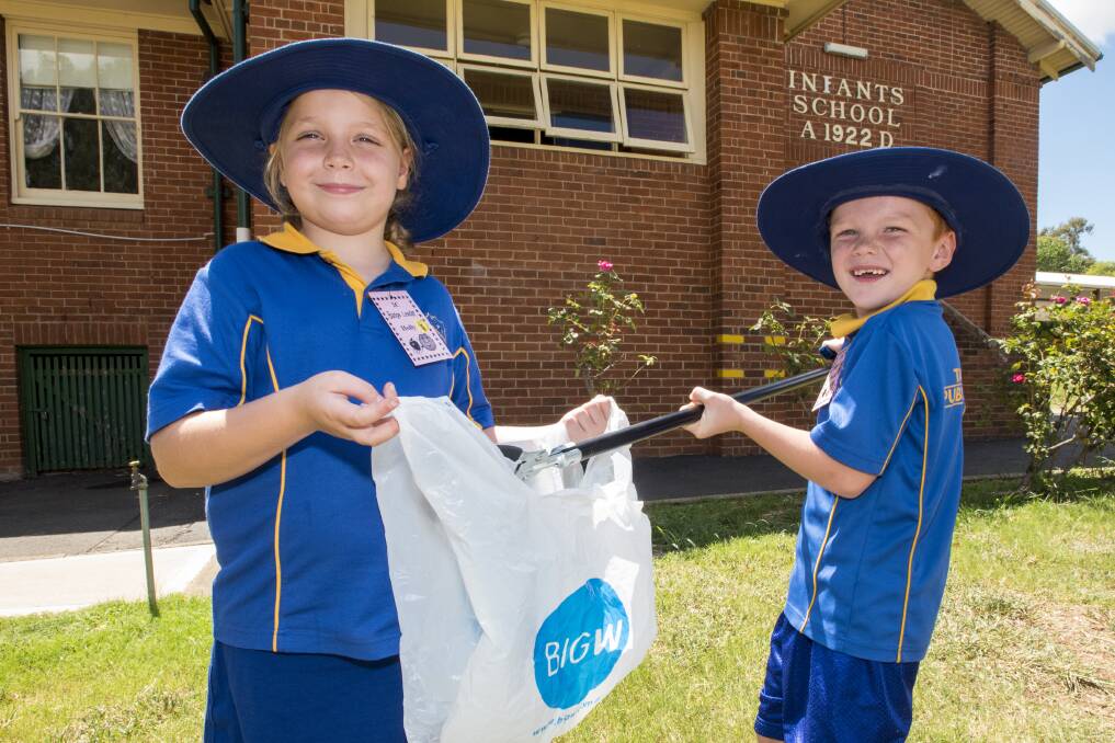 Clean Up Australia Day at Tamworth Public School: Holly Anderson and Bodhi Webb. Photo: Peter Hardin 030317PHD006