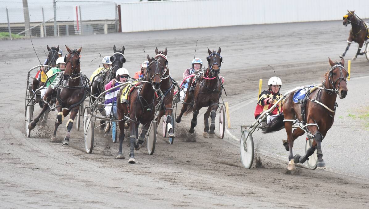 Rivals stung: Jogalong Stingray and Stacey Weidemann surge to victory in Thursday's Geoff Newling Appreciation Pace. Photo: Geoff O'Neill 