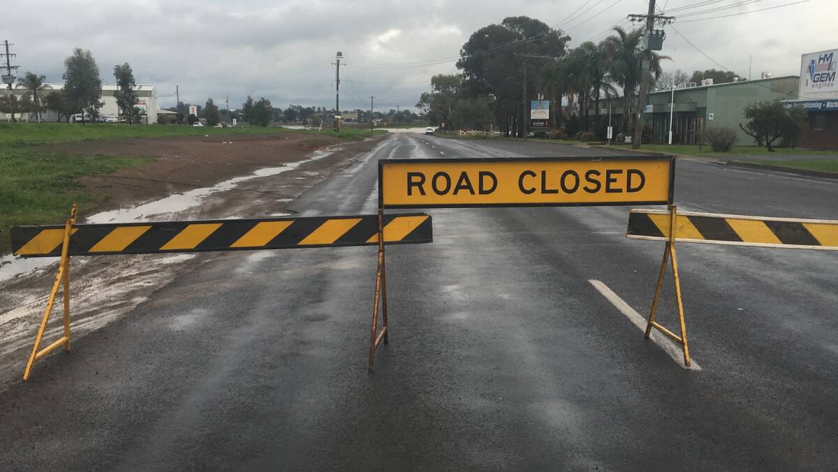 Wallamore and Warral Rd is closed to traffic in Tamworth on Thursday morning. Photo: Haley Sheridan