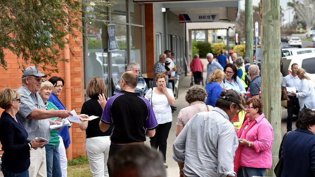 LAST MINUTE: Thousands flocked to Peel St as pre-poll voting entered its final hours on Friday, with nearly 12,000 early votes registered for Tamworth over the last two weeks. Photo: Gareth Gardner 090916GGG08