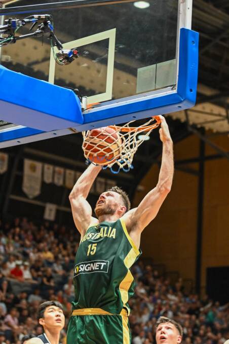 Boomers captain Nick Kay dunks. Picture by Enzo Tomasiello
