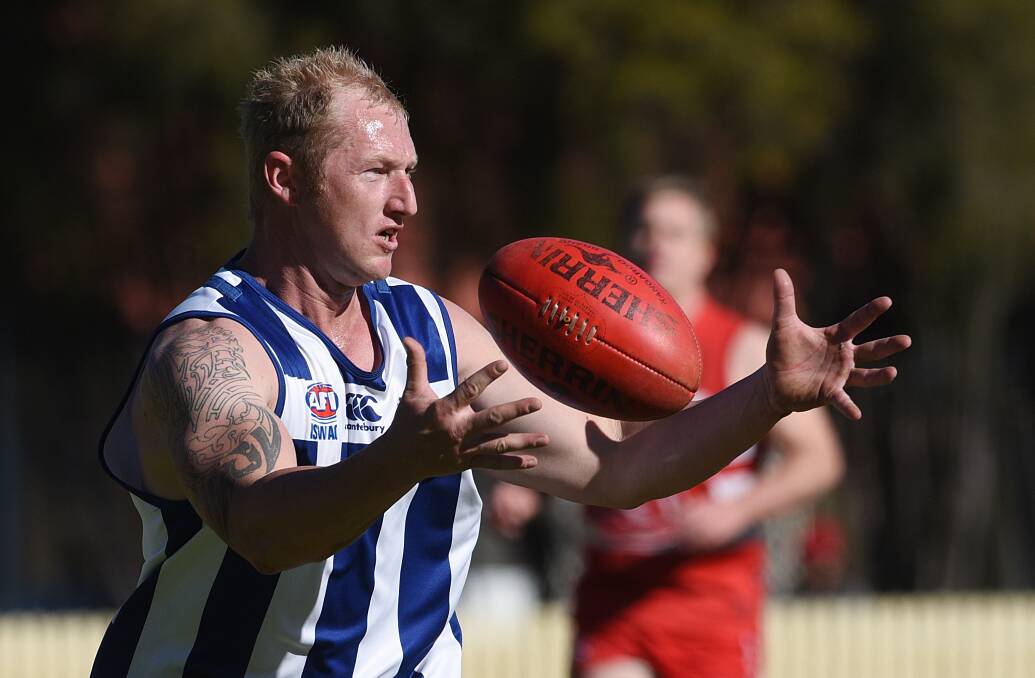 Tamworth Roos enforcer Sean Campbell stares down the defence as he takes hold of the Sherrin. 300716GGE16

