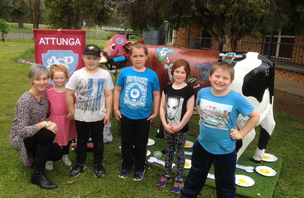 Attunga Public School: Suzanne Gallagher with students and Attungabelle, the newly made-over Picasso cow.