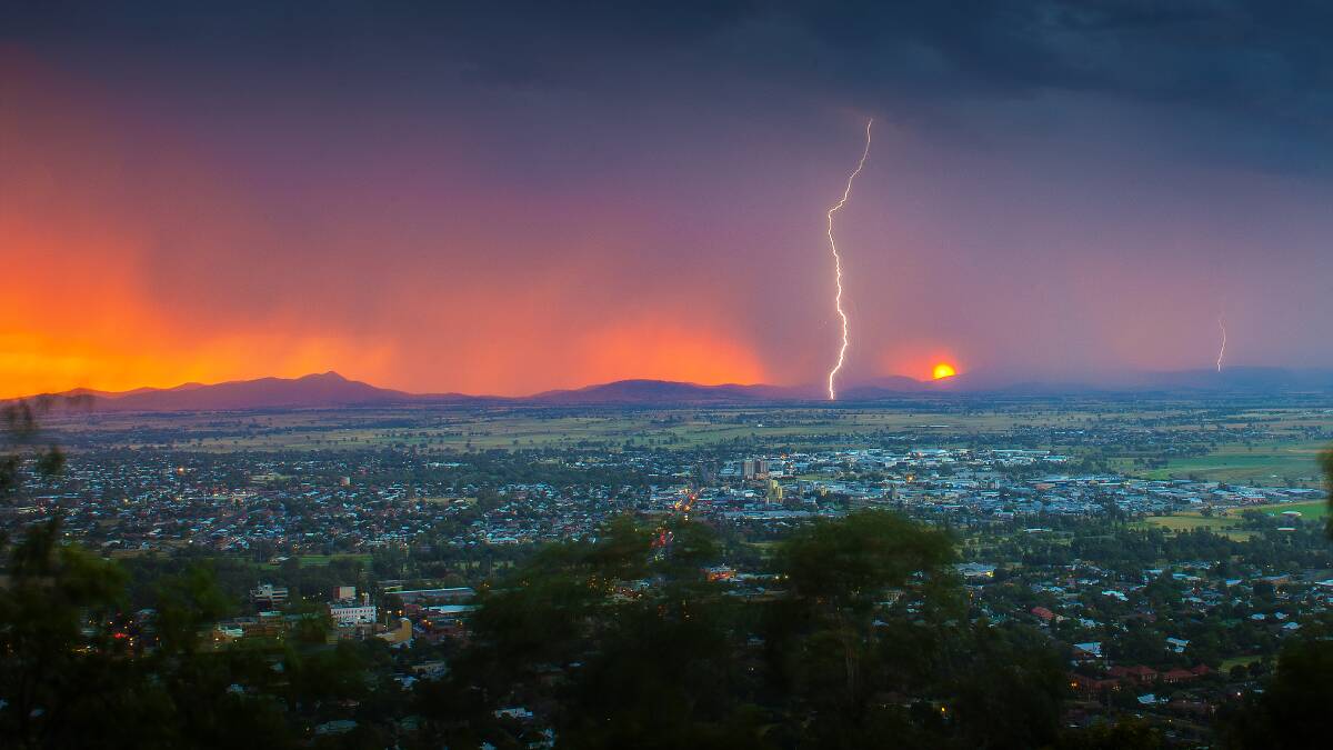 INCOMING: Thunderstorms roll in across the region on Saturday night. Strong winds and heavy rain saw the SES respond to almost 100 calls across the New England and North West. Photo: Peter Hardin 180217PHE001