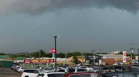 INCOMING: A giant storm cloud looks ominous over Tamworth on Thursday afternoon. Photo: Tommy Allen