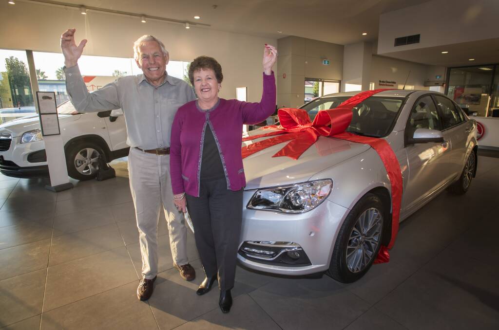 Ian and Merilyn Binney buy their 16th Holden - and the last one in Tamworth to be produced in Australia. Photo: Peter Hardin