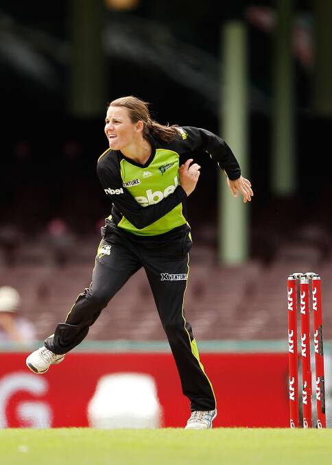 Erin Osborne bowls for the Thunder during last seasons BBL. Photo: Brendon Thorne/Getty Images