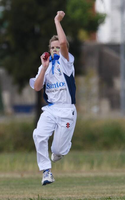 Steaming in: Joey Fowler is in full flight as he delivers for the Narrabri 12s against Tamworth Gold in Sunday's final round. Photo: Gareth Gardner 260217GGC12