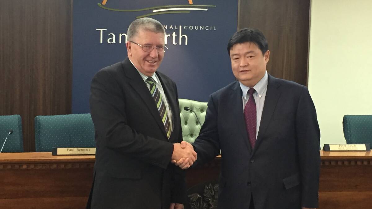 EXPLORING OPPORTUNITIES: Tamworth Regional Council mayor Col Murray with Tongyu group general manger and vice chairman Yong Si after signing a memorandum of understanding to explore investment opportunities, with a focus on solar power in the region. Photo: Jacob McArthur 080917JMA01