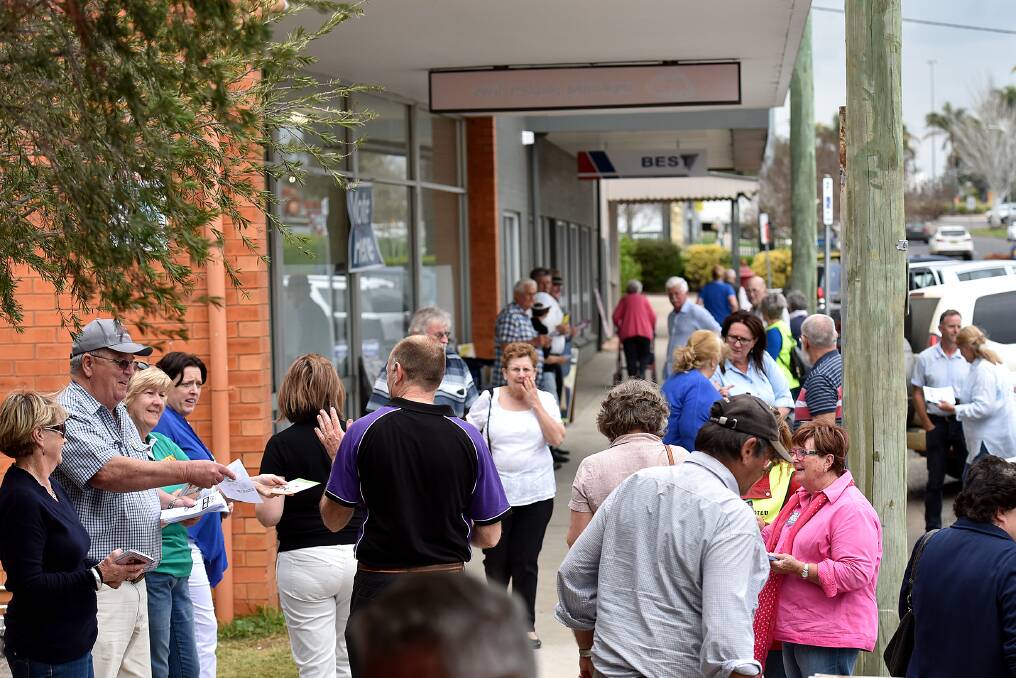 LAST MINUTE: Thousands flocked to Peel St as pre-poll voting entered its final hours on Friday, with nearly 12,000 early votes registered for Tamworth over the last two weeks. Photo: Gareth Gardner 090916GGG08