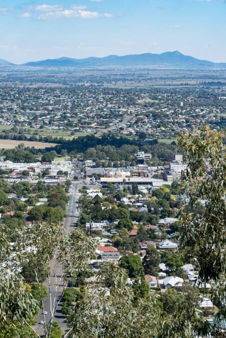 OVERWHELMING RESPONSE: Some locals want to see a clearer vision from the Oxley Lookout asking for the tree tops to be trimmed. Photo: Peter Hardin 170417PHB008