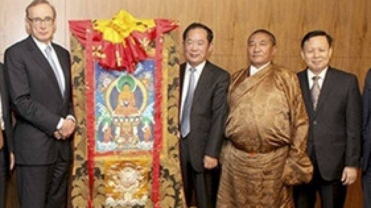 Bob Carr with Chinese official Zhu Weiqun (also standing next to the scroll) and "living buddha" Tudeng Kezhu (wearing a robe). Photo: People's Daily