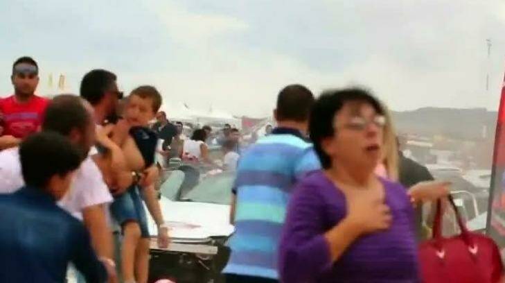 Spectators react to the crash: "Many people were hit, there was chaos and screams." Photo: Reuters (video)
