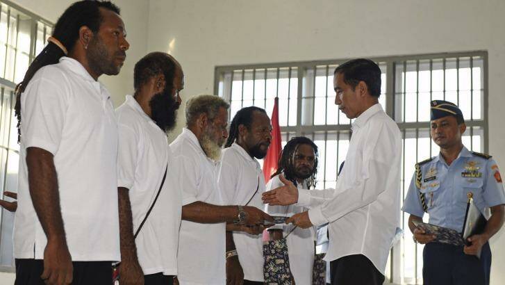 Indonesian President Joko Widodo (right)  hands over the official pardon to five Papuan political prisoners at a prison in Jayapura on May 9.  Photo: Antara Foto