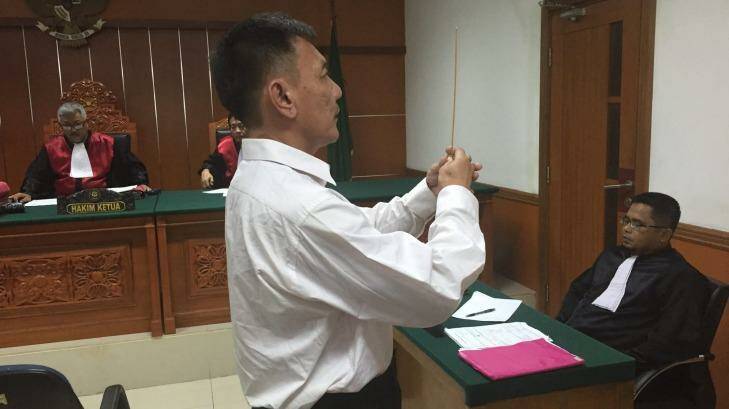 Lim Jit Wee takes an oath before testifying in West Jakarta District Court that he didn't know Christian at the time of his arrest.  Photo: Jewel Topsfield