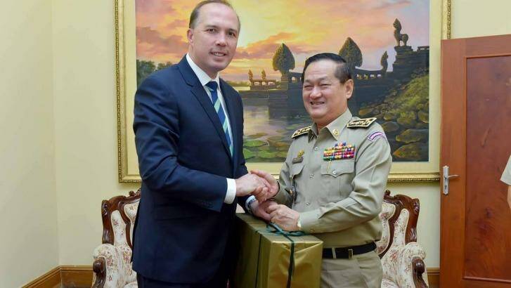 Australian Immigration Minister Peter Dutton presents an Akubra hat to Cambodia's Department of Immigration director-general, Sok Phal. Photo: GDI