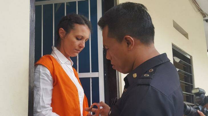 Sara Connor is handcuffed for the transfer from the holding cell to the court room at Denpasar District Court on Tuesday. Photo: Amilia Rosa