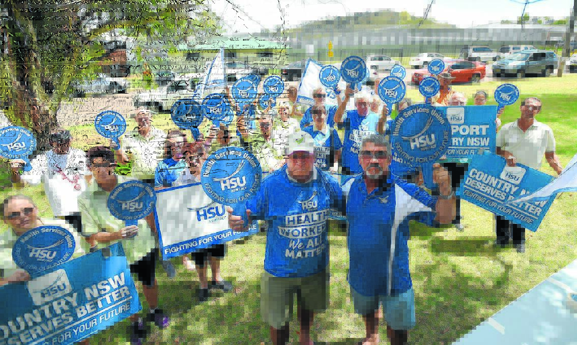 NOT ON: Health Services Union members outside Tamworth hospital yesterday, with HSU Tamworth sub-branch acting president Jeff Knee, centre left, and vice-president John Chester, centre right. Photo: Gareth Gardner 040315GGC02