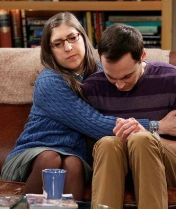 Amy comforts Sheldon on <i>The Big Bang Theory</i>.