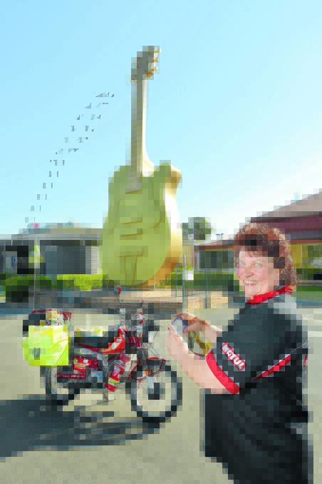 TOWERING TOUR: Jacqui Kennedy has rocked up in the country music capital on her around-Australia trip, to take a photo of another Big Thing. Photo: Barry Smith 081015BSE02