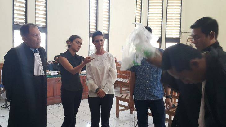 Sara Connor is shown evidence at Denpasar District Court on Tuesday. Photo: Amilia Rosa