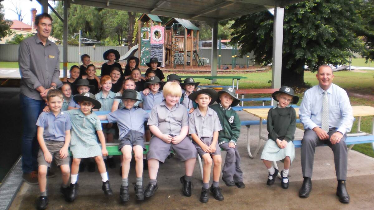Michael Johnson MP with Mr Jackson and Wallabadah Public School students under the new shade structure funded by a grant from the Cancer Institute NSW.