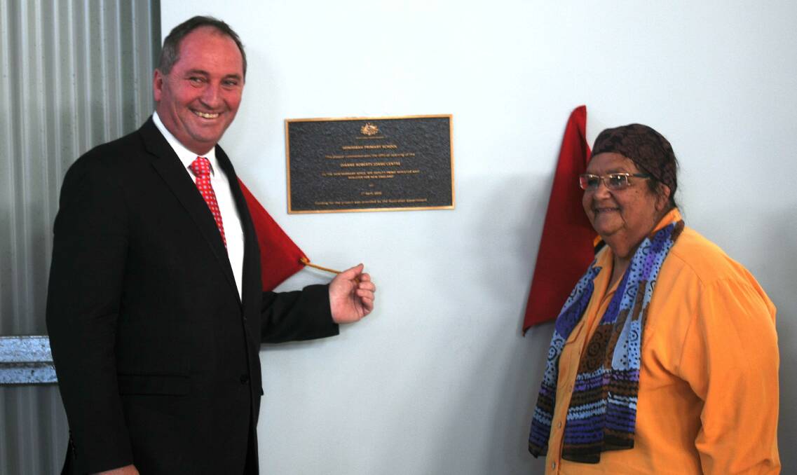 Barnaby Joyce MP and Dianne Roberts OAM unveiling the plaque at Minimbah Primary School's new gymnasium