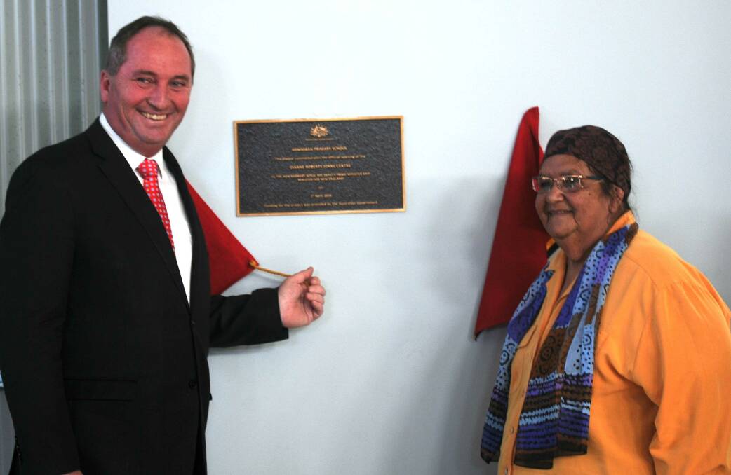 Barnaby Joyce MP and Dianne Roberts OAM unveiling the plaque at Minimbah Primary School's new gymnasium