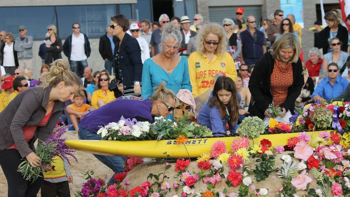 Tathra tribute to shark victim Chris Armstrong | Photos, video