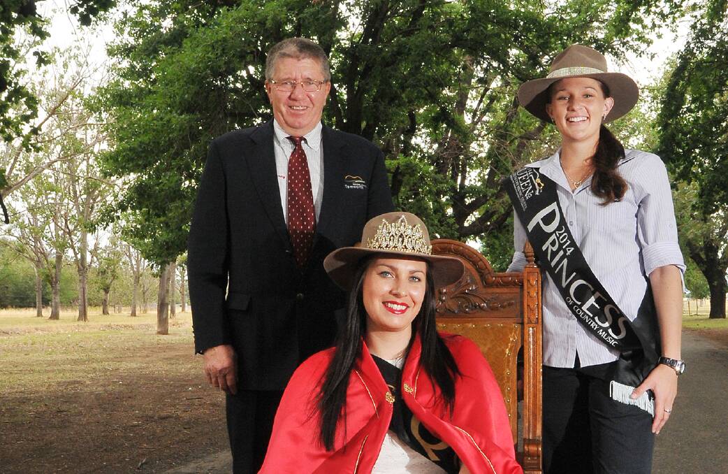 ROYAL QUEST: Mayor Col Murray joined with reigning Queen Lucinda Whitehorn and Princess Susie Coombes to launch the 2015 Queen of Country Music Quest. Photo: Gareth Gardner 261114GGF02