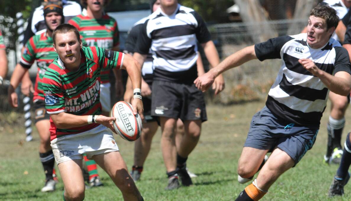 Albies 2’s Jack Thomas spreads the ball out as Barbarians Blacks’ Matt Burton gives chase. 150314GOC06