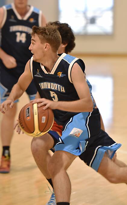 Matt Monckton looking for an opportunity in his impressive 11-point game against the Crusaders in the Tamworth Sports Dome on Saturday night. Photo: Geoff O'Neill 180415GOH01