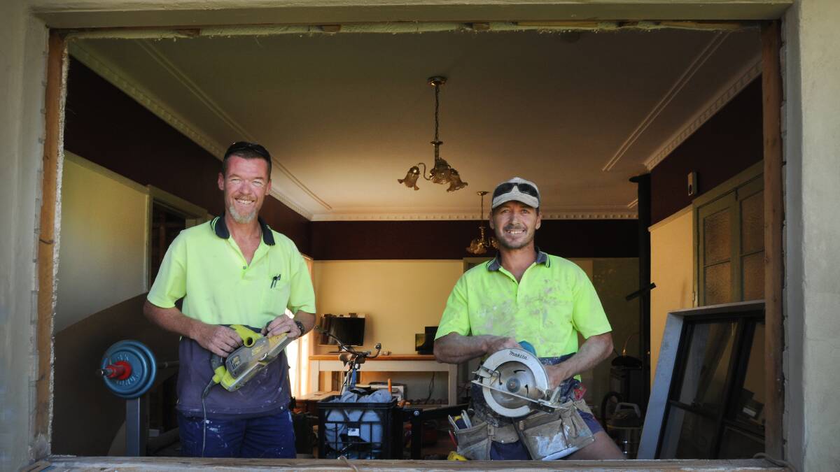 KNOW YOUR LIMITATIONS: John Nicholson, left, and Jeremy Moss, right, of Nicho’s Home Maintenance urge residents to be aware of the potential pitfalls of do-it-yourself home improvements. Photo: Gareth Gardner 230414GGA01
