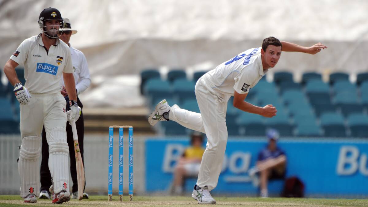 Josh Hazlewood in action against 
Western Australia in the Sheffield Shield final. Hazlewood took six for 50 off 
22 overs.
Photo Graham Tidy, Canberra Times