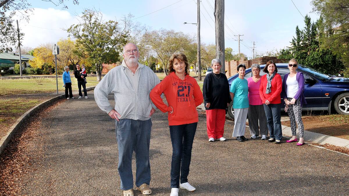 WRONG WAY, GO BACK: Manilla Rd residents, from left, Joy Everett, James Armstrong, with Kobee, Tony Strange, Julie Thompson, Margaret Fanker, Janelle Strange, Dianne Dewbery, Lorraine O’Neill and Kristen Hansen are up in arms over changing traffic conditions in their street. Photo: Geoff O’Neill 030614GOB01