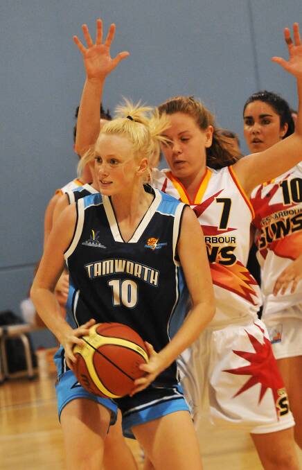 Sara Westman looks for a scoring option against Coffs Harbour Suns’ Emily Malouf with Laura Bamford in the background. The Suns won 79-49 in Saturday night’s State League game in the Tamworth Sports Dome. Photo: Geoff O’Neill 120414GOF03