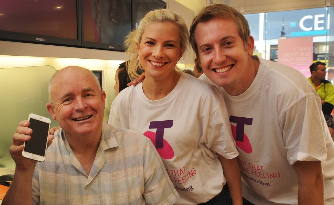 TELSTRA TRIFECTA: The first three people in Tamworth to get their hands on the new iPhone 6 and 6 Plus were Ron Pratt, Nadine Yates and Chris Von Wieldt. Photos: Geoff O’Neill 190914GOA08