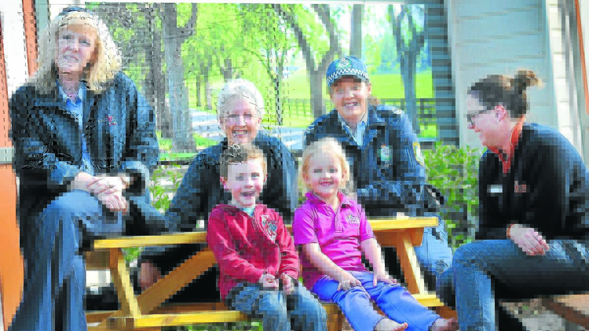BUILDING PARTNERSHIPS AND MORE: Kylie O’Leary from the PCYC, Julie Dawe of the Good Guys, Senior Constable Andrena Sandison, Poppins Playhouse director Kellie Durant and children Riley Miginay and Miley Allan enjoying the new picnic table. Photo: Gareth Gardner 200814GGC02