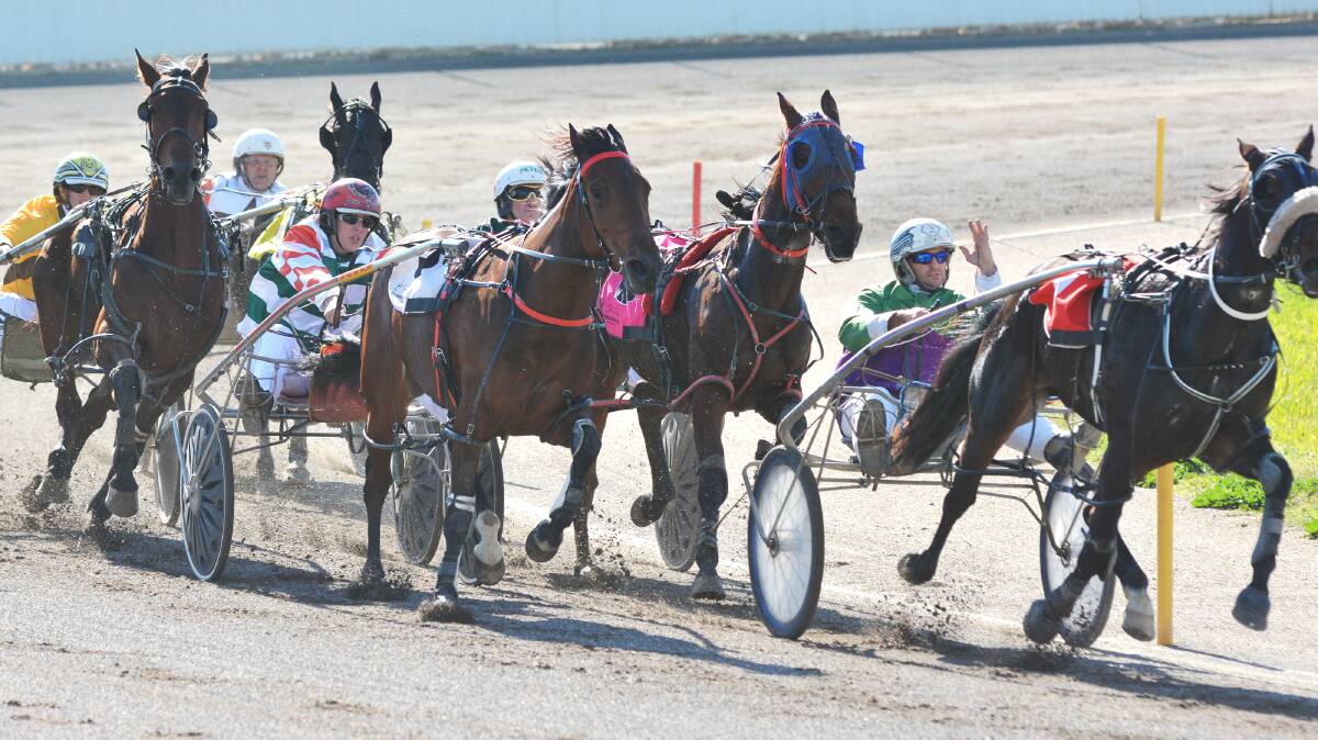 Jason Proctor and Khans Courage (right) hold off the opposition to win Thursday’s Sky Channel Lordship Pace at Tamworth Paceway. Photo: Barry Smith 050614BSB03
