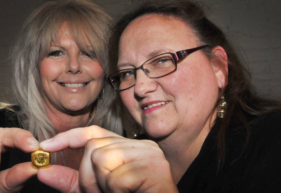 HELPING HAND : Jodie Crosby and Wendy Wood with the gold nugget donated by an anonymous fan after the Helping Hand fundraiser concert. Photo: Geoff O’Neill 160914GOG01