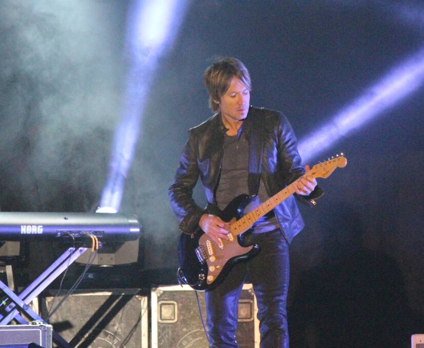 Keith Urban playing at Narrabri.
