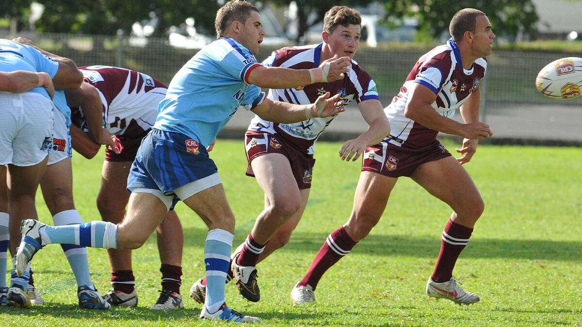 Narrabri halfback Justin Knight will have an interesting match-up with West captain and five eighth Chris Hunt in the halves in tomorrow’s minor semi at Scully Park. Knight is seen here feeding his backline with Tom Hine and Hunt (right) coming up in defence. Photo: Geoff O’Neill 120414GOB40