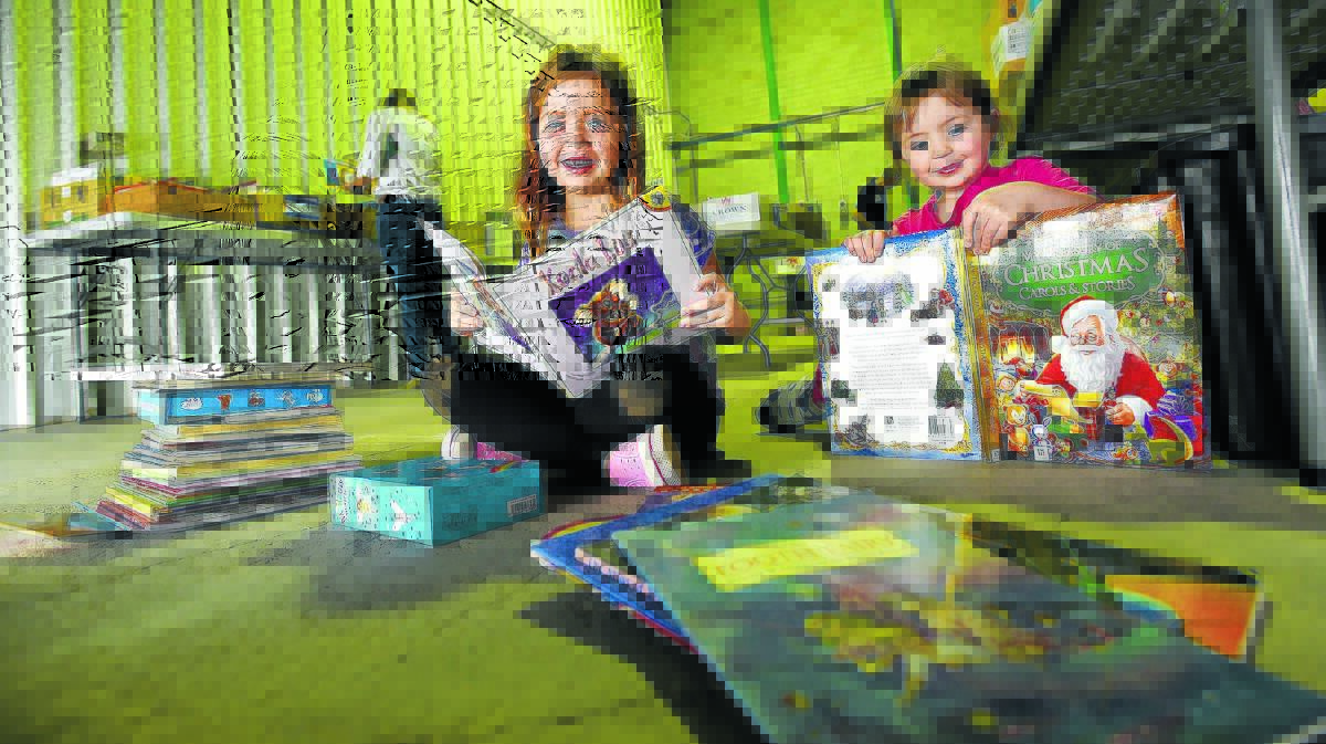 Sisters Ashlee and Elouise Orr from Tamworth enjoy the children’s book section.  300416GGA04