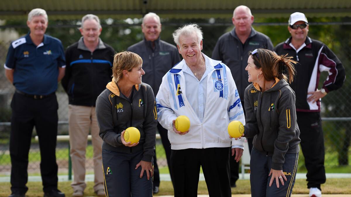 West Tamworth Sports and Bowling Club chairman Bob Hennessey readies for a bowls forum with Australian female bowling champs Karen Murphy (left) and Lynsey Clarke (right) with (back from left) Bowls Australia chairman Nigel Smith, CEO Neil Dalrymple, BCIB’s Ian Hopper, Australian coach Steve  Glasson and Australian selector and former Commonwealth Games gold medallist Kelvin Kerkow looking on. Photo: Gareth Gardner 110716GGB02