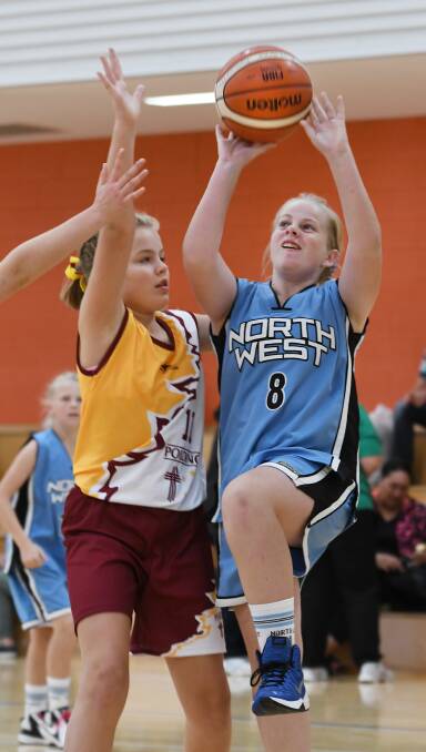 Quirindi’s Maddy Potter takes it to the ring for North West with Polding’s Isla Jufferman going up in defence at the Sports Dome. Photo: Barry Smith 240516BSD16