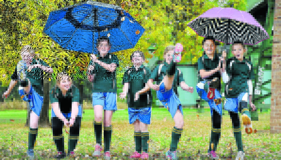 RAINED OUT: The Duri Currabubula combined primary schools softball team didn’t get a hit out, they got to kick out after their game against the Armidale Primary School side was rained out in Tamworth yesterday – from left, Charlotte Poole, Breanna Barron, Charlee Marshall, Maarteen van Bodegon, Phebe McNamara, Charlotte Ramsden and Isabell Kesby. Photo: Barry Smith 260516BSB04