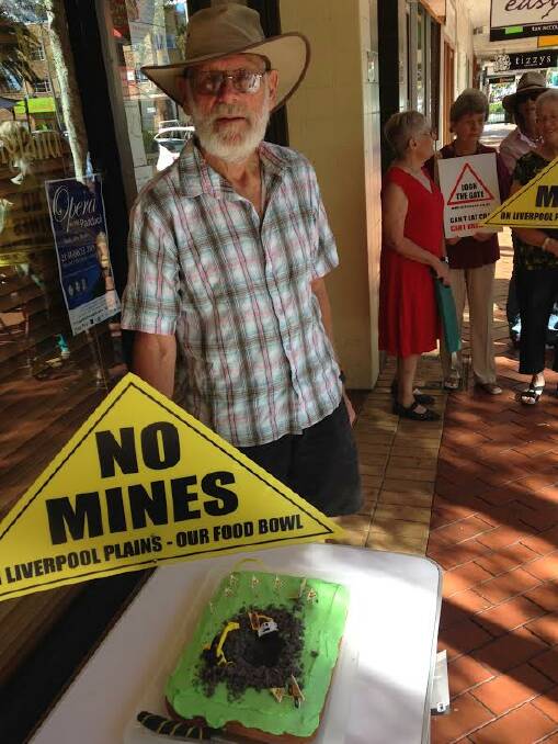 FOOD BEFORE COAL: Jan Hystek, of Moonbi, was one of about 40 people to gather outside New England MP Barnaby Joyce's Tamworth office on Tuesday morning in protest at Shenhua Watermark's coalmine on the Liverpool Plains. 