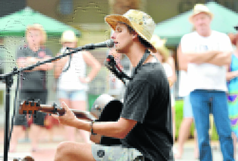 ONE-MAN BAND: Queenslander Mitch King is one of the top 10 finalists for the busker’s title of the 2016 festival. Photo: Geoff O’Neill 210116GOA09