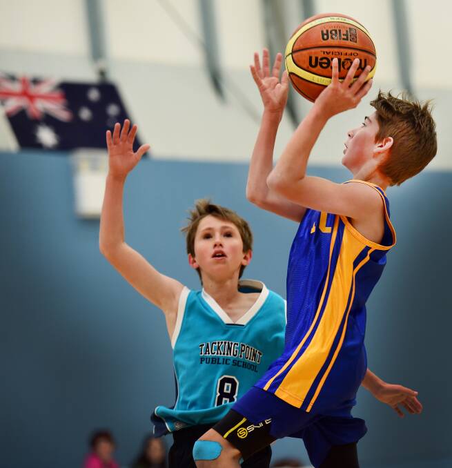 Tamworth Public’s Bailey Keech drives to the basket during yesterday’s win over Tacking Point. Photo: Gareth Gardner 010915GGB10