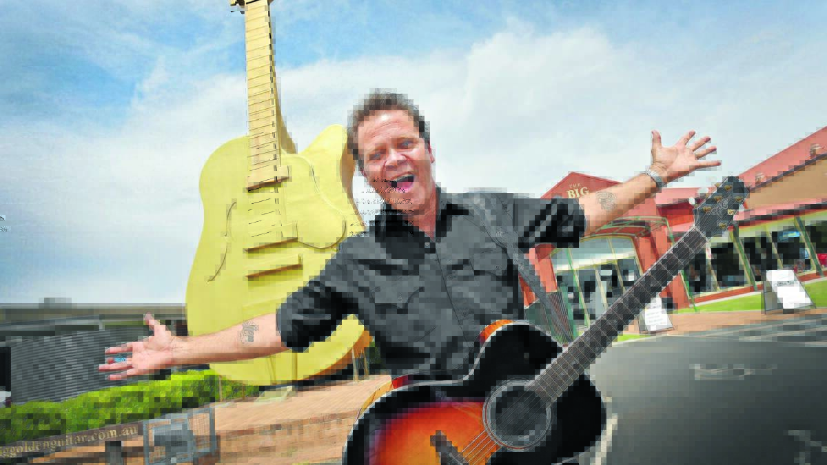 WARM FESTIVAL HUGS: Troy Cassar-Daley wants to welcome everyone to Tamworth, spread the recycling message and give the good oil on the festival. Photo: Geoff O’Neill 011215GOA02